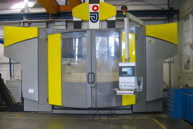 Rivendita Centro di lavoro a 5 assi o più JOBS LINX Blitz usato