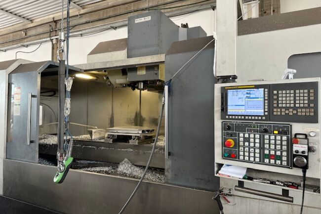 Rivendita Centro di lavoro verticale AKIRA SEIKI V10 XP Performa usato